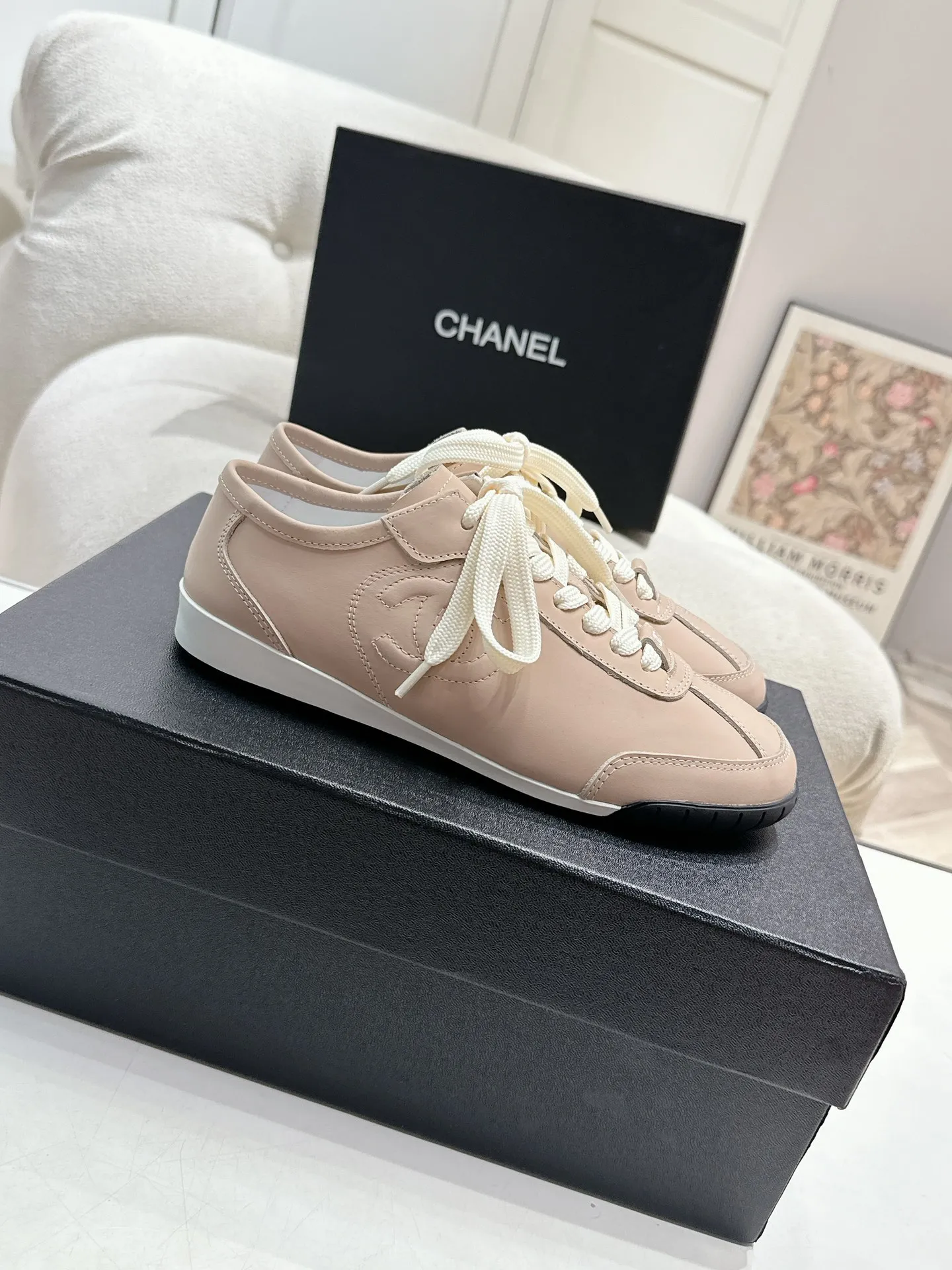 👟👟Ex-factory price 560👟👟 Chanel Grandma 2024 counter top casual sports shoes This classic design; the upper is electro-embroidered with a variety of techniques; the outsole is fashionable and sporty; it is unusual to incorporate a variety of color matching elements... The diversified mix and match is very good-looking and versatile, casual, fashionable, sports and outdoor can be taken into account... ꫛꫀꪝ Go➫ Material: ❶Upper is made of: Original imported high silk cow suede + small fragrance fabric ❷Inner lining: original imported breathable sheepskin lining ❸Outsole based on: original TPU combination outsole Special counter boutique packaging complete set for women 35–41